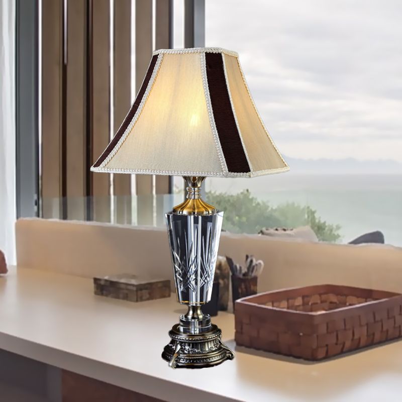 Fabric Bell tafellamp moderne beige bureaulamp met 1 kop en gebeeldhouwde bronzen metalen voet