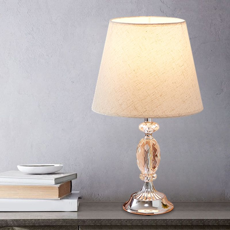 1 Glühbirnenschattentisch Leichte traditionelle Rot/Kaffee/Flachs -Tapered Sleeping Room Nighttange Lampe mit abgeschrägten Kristallblöcken
