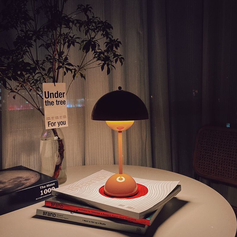 Lampada da tavolo moderna e minimalista a LED Lampada da tavolo Macaron emisfero in ferro battuto per camera da letto