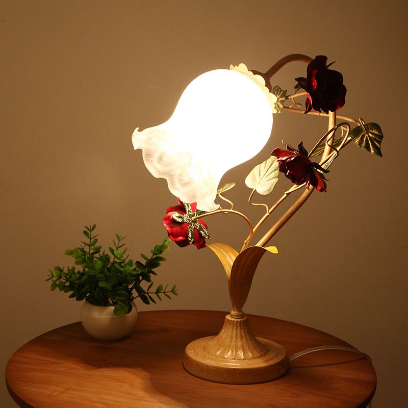 1-Bulb Night Light Pastoral Floral Grosted Milky Very Table Lampe avec bras voûté en bleu / beige