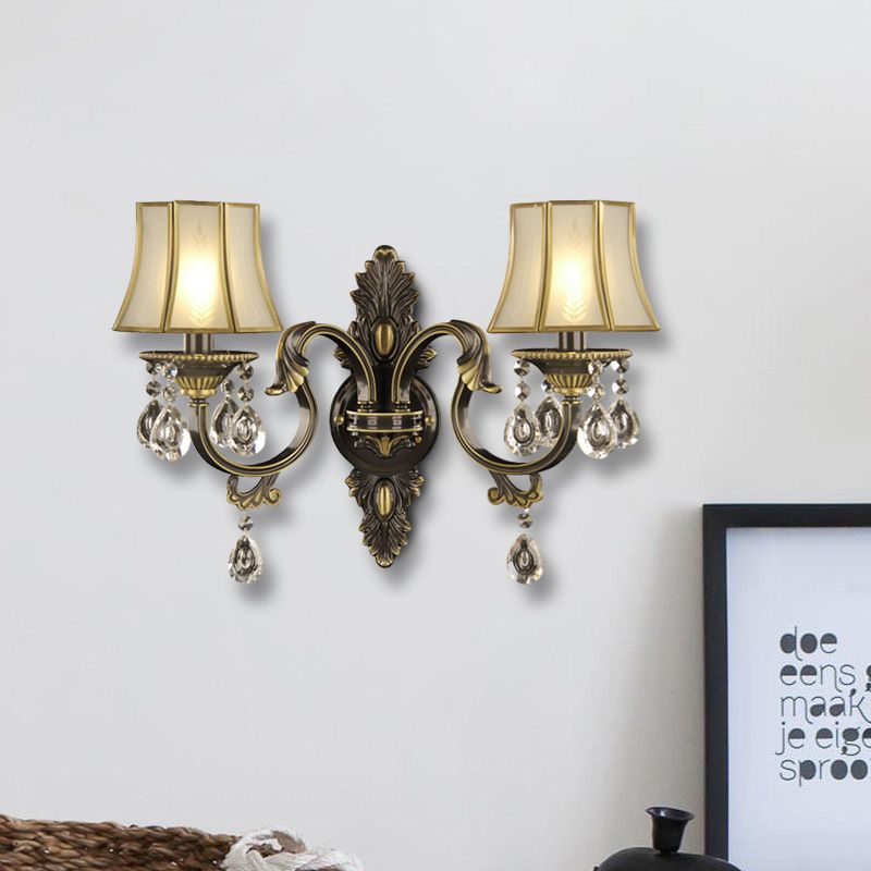 Traditionelle Empire Shade Wandbeleuchtung 2 Lichter Opalglas Wandmontagelampe in Schwarz und Gold