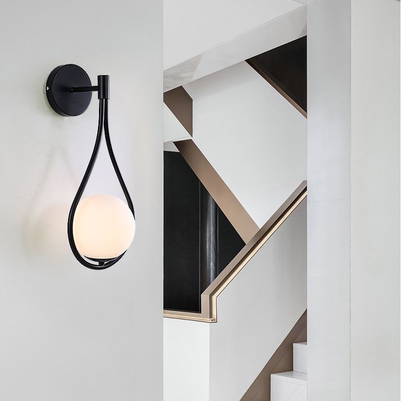 Luz de pared colgante de hierro forjado en una moderna lámpara de pared de vidrio de globo creativo para el dormitorio
