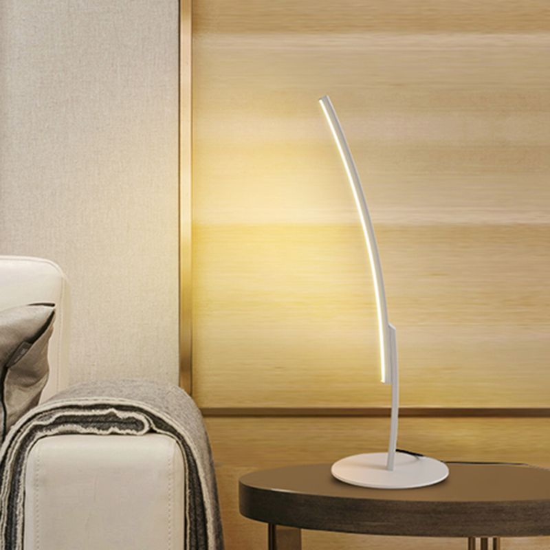 Illuminazione da lavoro a LED per camera da letto Modernismo Lampada da scrivania piccola bianca/nera con paralume acrilico sinuoso