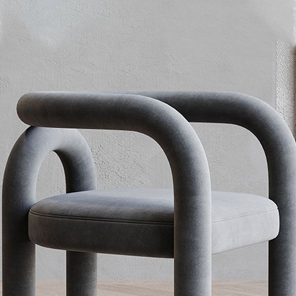 Silla de comedor curvada de terciopelo con respaldo abierto y acabado mate, estilo diseñador