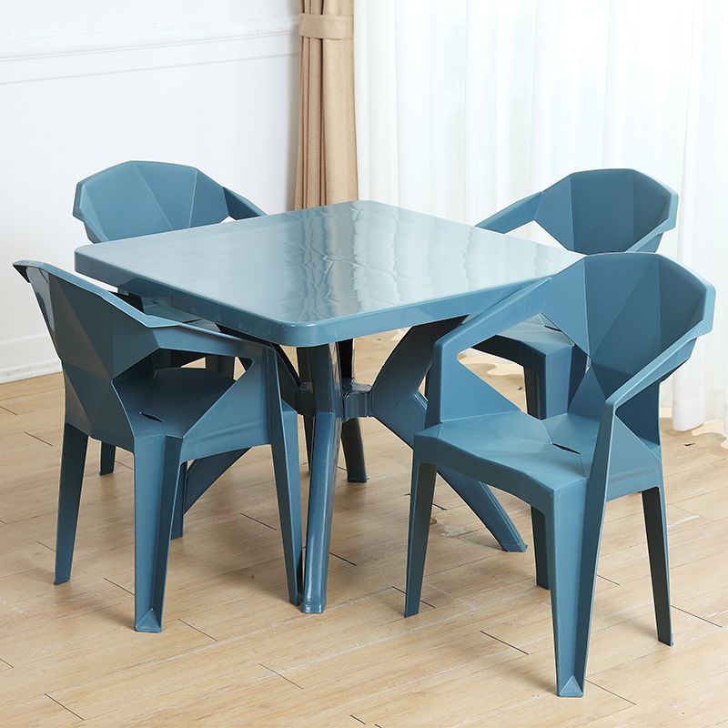 El brazo de cena al aire libre moderno preside el patio trasero lateral plástico que cena los sillones