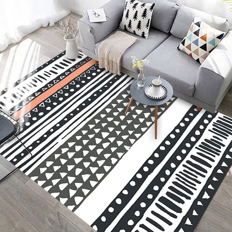 Zwart -wit geometrisch vloerkleed met lijnen en driehoeken zuidwestelijk huisdiervriendelijke gebied tapijt voor woonkamer