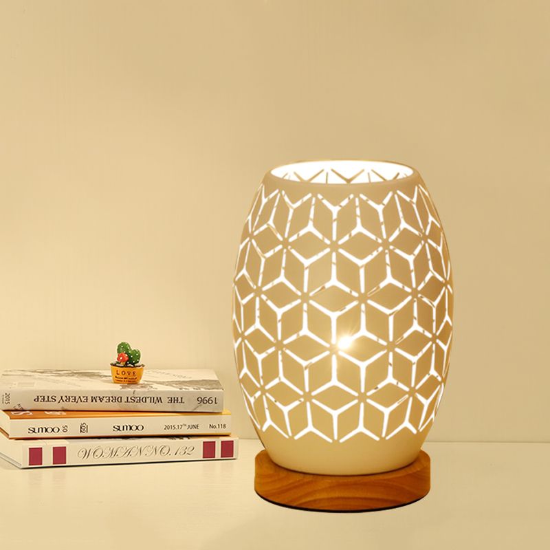Lampada da comodino modernista oblunga in metallo a 1 testa per camera da letto in bianco con design scavato