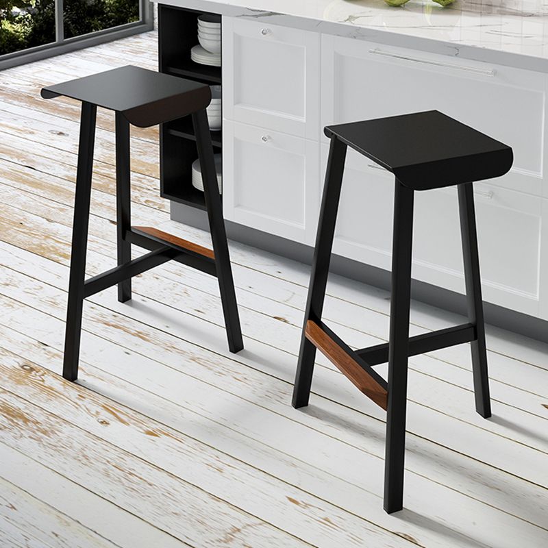 Taburete de bar simple sin respaldo de metal industrial 26" H Taburete alto interior con asiento cuadrado