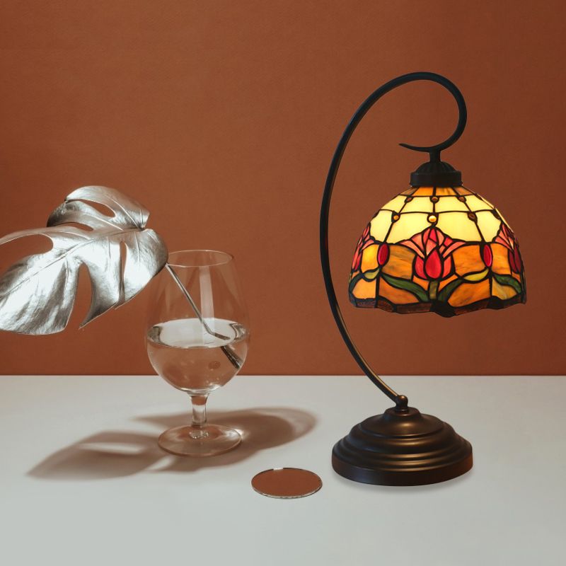 1 Bulb gewölbter Tischbeleuchtung barock rot/rosa/braun geschnittener Glas Rosen/Tulpen-gemusterter Nachttischlampe mit kurviger Arm