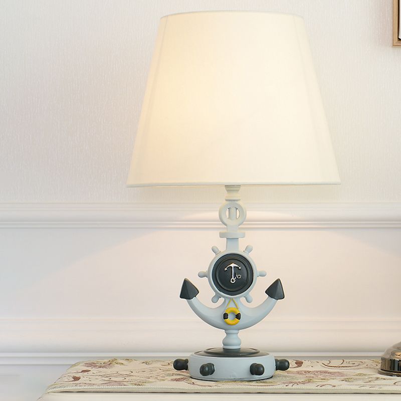 Lampada da tavolo a cono nautico in tessuto 1 luce per sala studio, illuminazione notturna con base di ancoraggio e piedistallo del timone in nero/blu