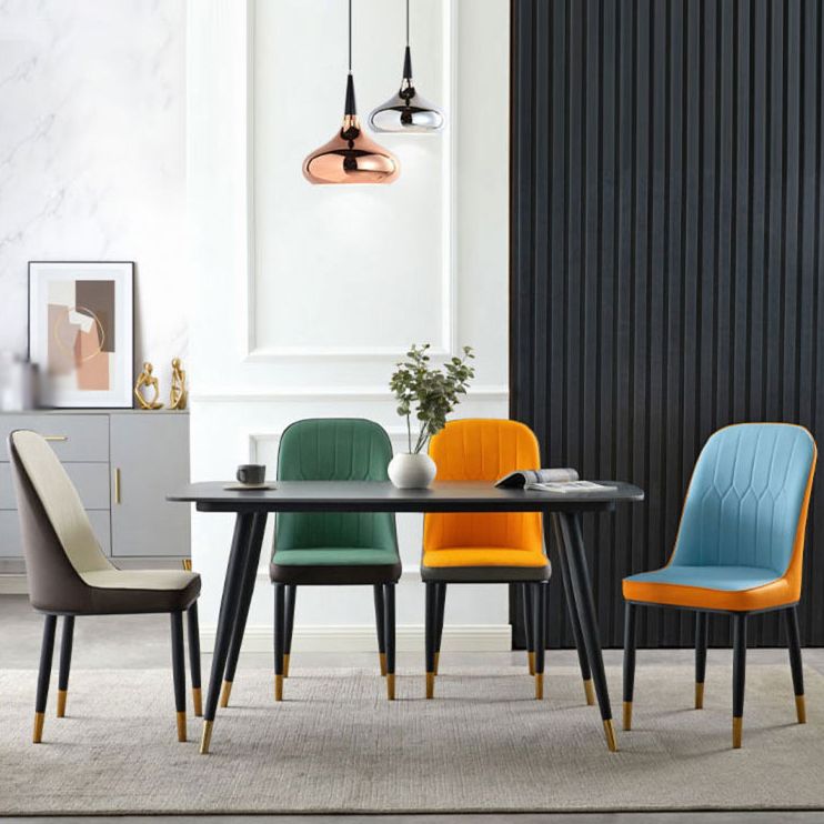 La salle à manger en métal de style glamour préside la chaise en cuir sans bras Parsons pour le restaurant