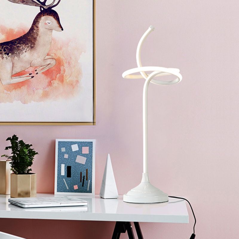 Éclairage de tâche tourbillonnant blanc Lampe de table de nuit en acrylique LED moderniste en lumière chaude/blanche