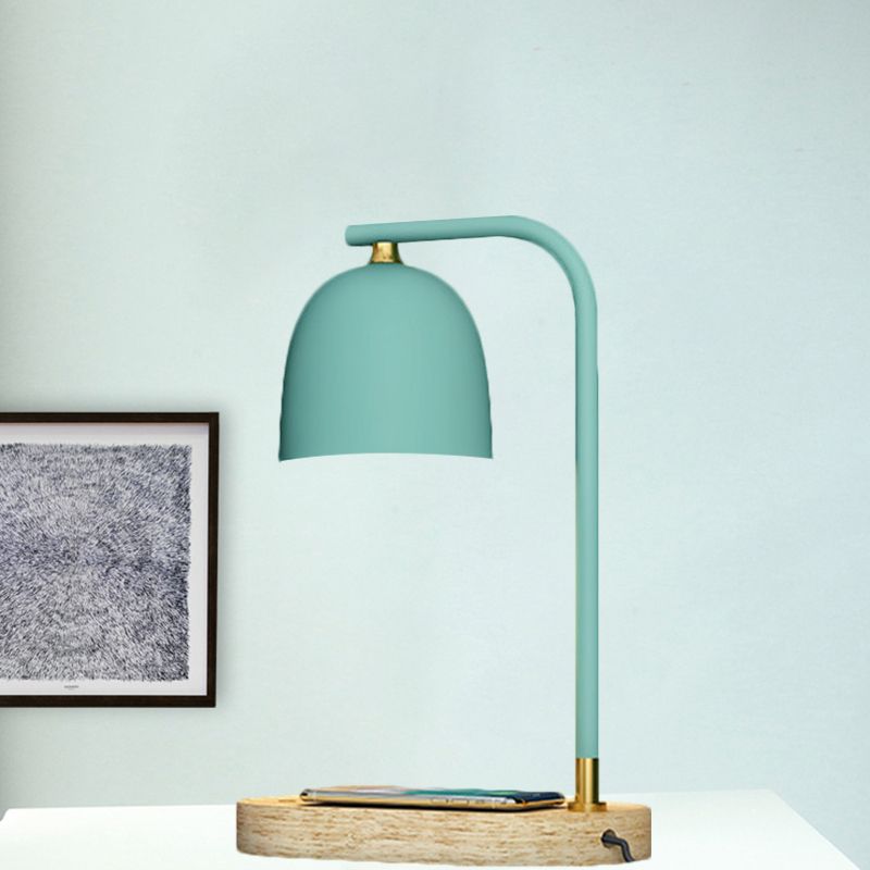 Lampada da comodino minimalista a 1 testa con finitura nera/bianca/rossa, cupola in legno con paralume metallico
