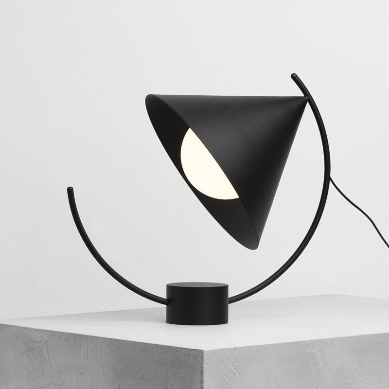 Luce da tavola svasata moderna metallo 1 testa lampada da scrivania nera con tonalità in vetro bianco globo