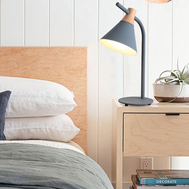 Luz de escritorio de cono de estilo nórdico con metal de cable enchufable 1 lámpara de escritorio para la cabeza para dormitorio de dormitorios