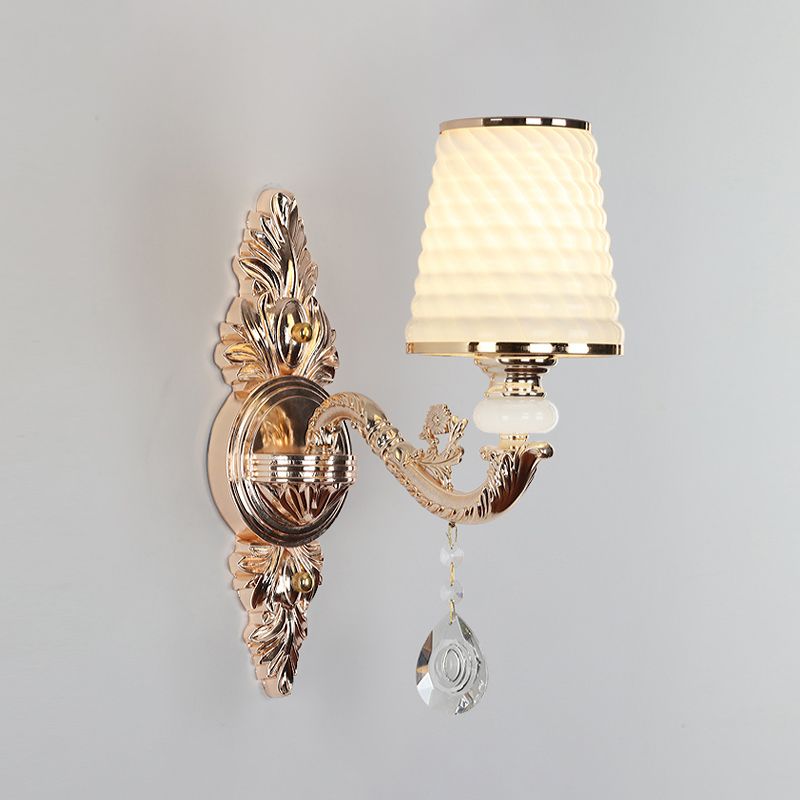 Lámpara de pared de vidrio texturizado cónico Lámpara de pared de pasillo vintage con drapeado de cristal en dorado