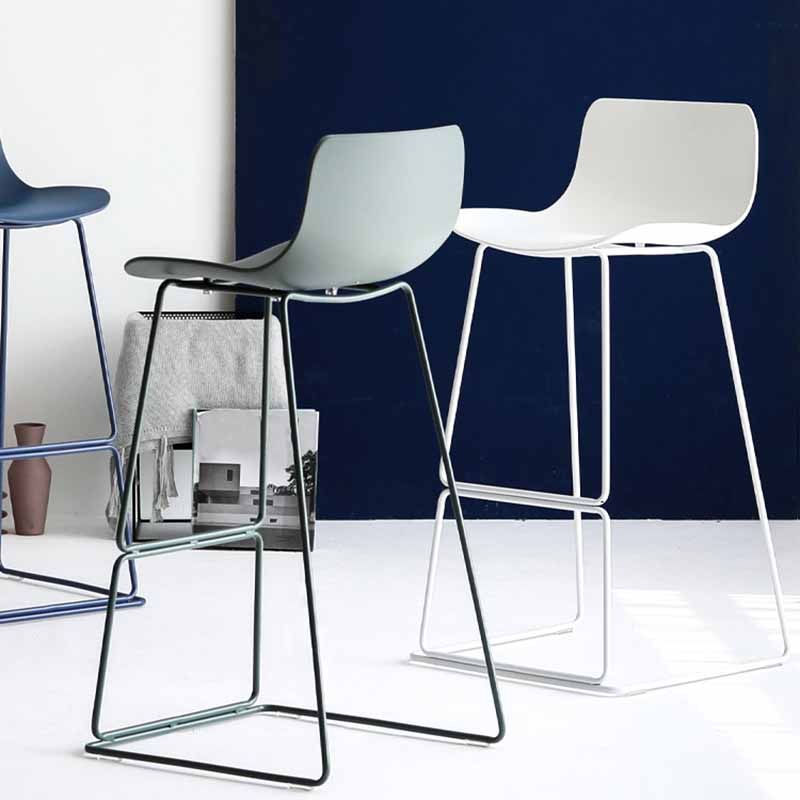 Taburetes de bar de plástico y metal de estilo escandinavo, taburetes de bar con respaldo bajo y reposapiés