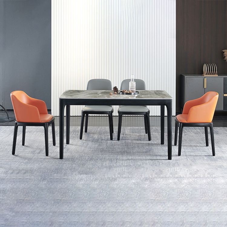 Esstisch im minimalistischen Stil mit Rechteckform -Tisch und gepolsterten Stühlen