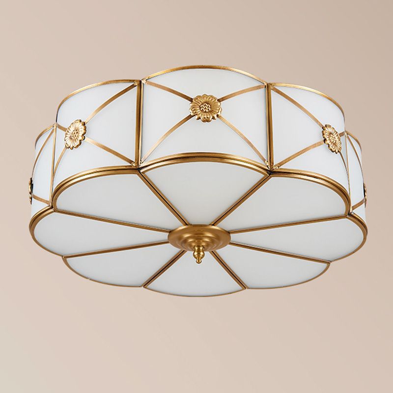 Inbouwlamp Traditionele inbouwlamp voor de slaapkamer met geschulpt glas in de schaduw van goud