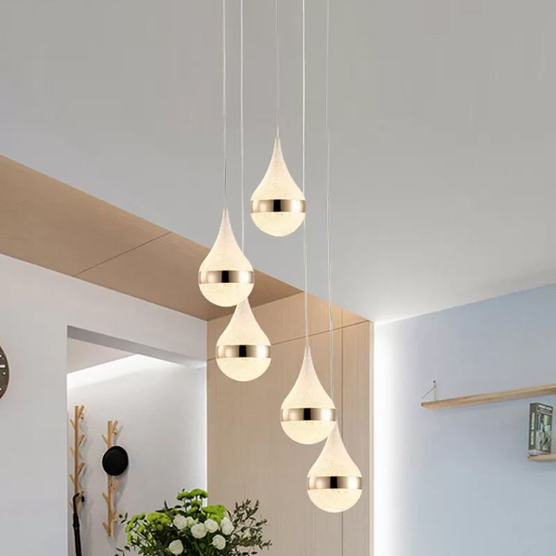Luce a sospensione con soffitto a 1 bulba contemporanea con un cluster a goccia di cristallo a bolle a grotteggio bianco in luce calda/bianca/naturale