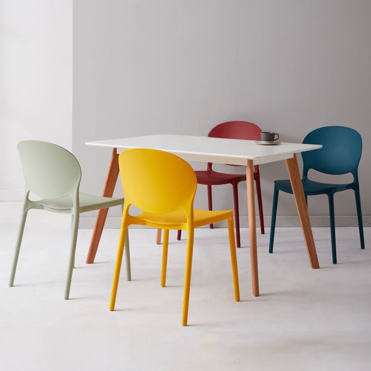 Chaise latérale de salle à manger à dossier ouvert en plastique nordique, chaise de salle à manger de 32 pouces avec 4 pieds pour Restaurant