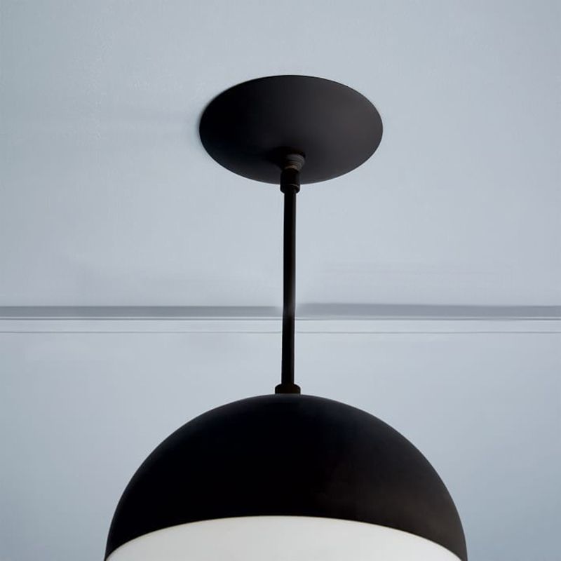 Lampada a ciondolo di sfera nera/oro Modernista 1 Light Aitura del soffitto in vetro opale per cucina