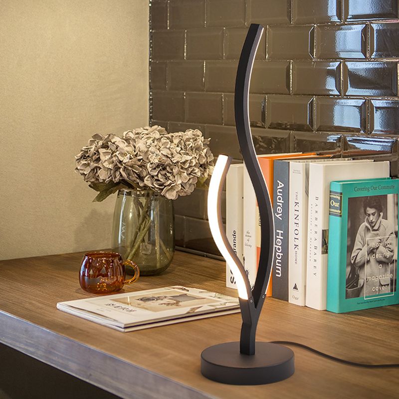 Lámpara de mesita de noche LED minimalista con iluminación de tareas con curvas acrílicas en blanco y negro con base de metal circular