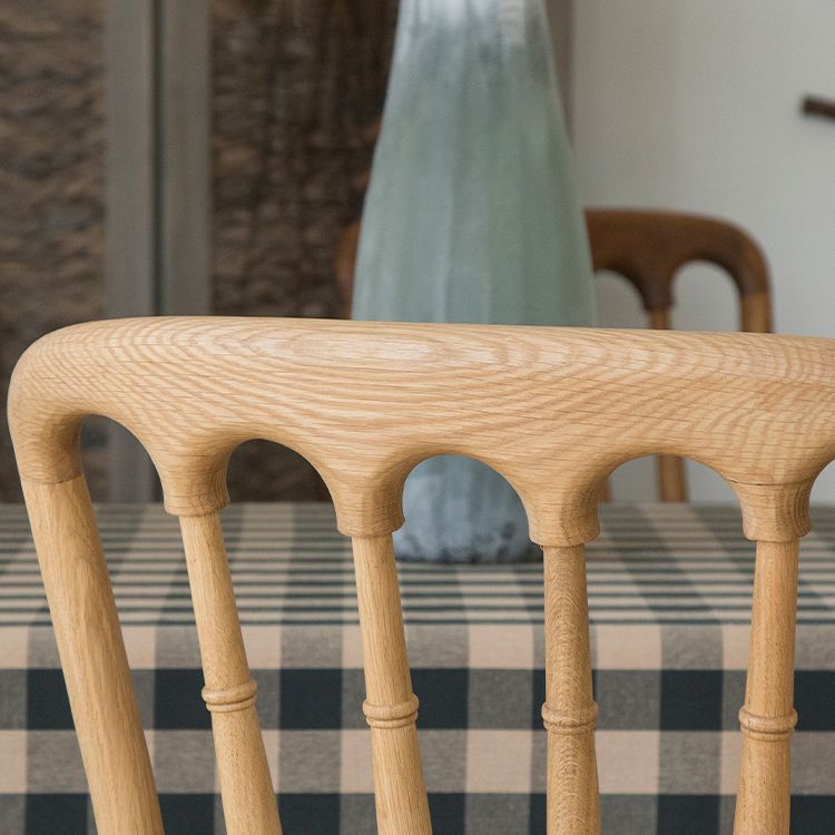 La salle à manger traditionnelle en bois massif préside les chaises à dossier à lamelles de finition mate