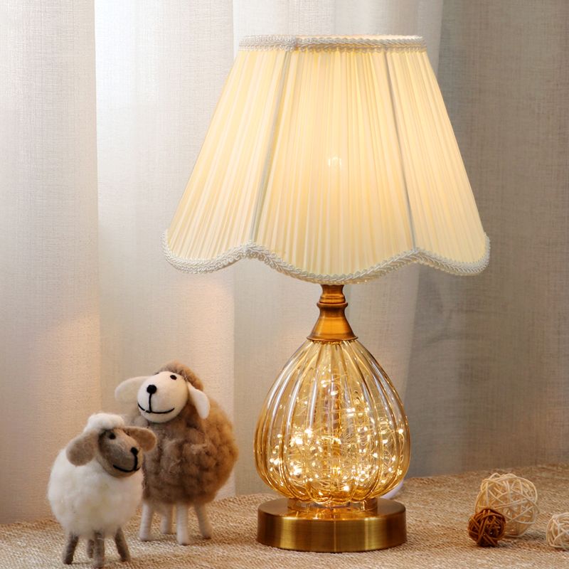 Table festonnée lumière tissu contemporain 1 bulbe lampe de lecture blanche avec corps en verre en laiton