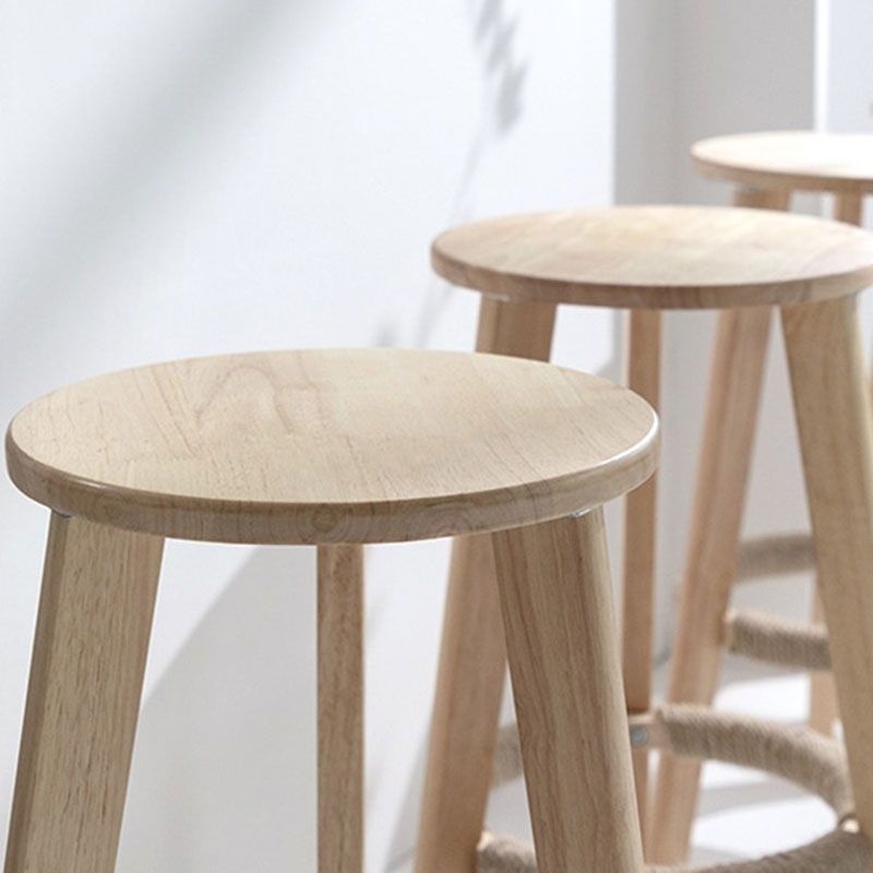 Taburete de bar simple apilable industrial de madera de caucho, taburete alto para interiores con asiento redondo