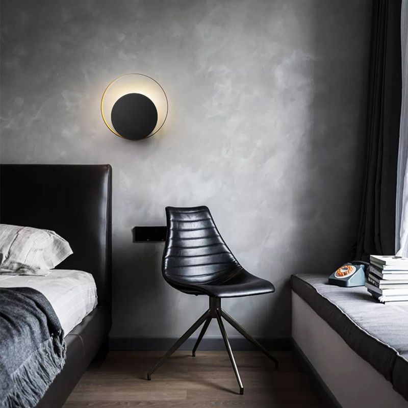 Luce di applique a parete rotonda post-moderna Luce a parete in metallo contratto per camera da letto