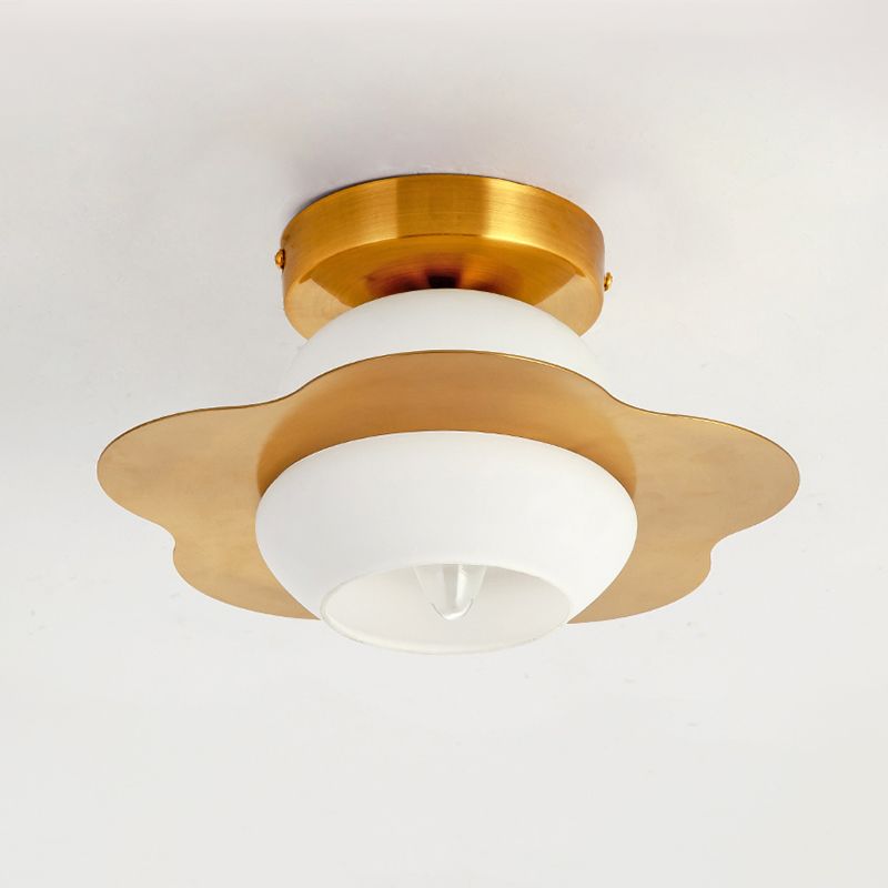 Lampe encastrée contemporaine à 1 tête pour couloir, finition dorée, avec abat-jour boule en verre blanc