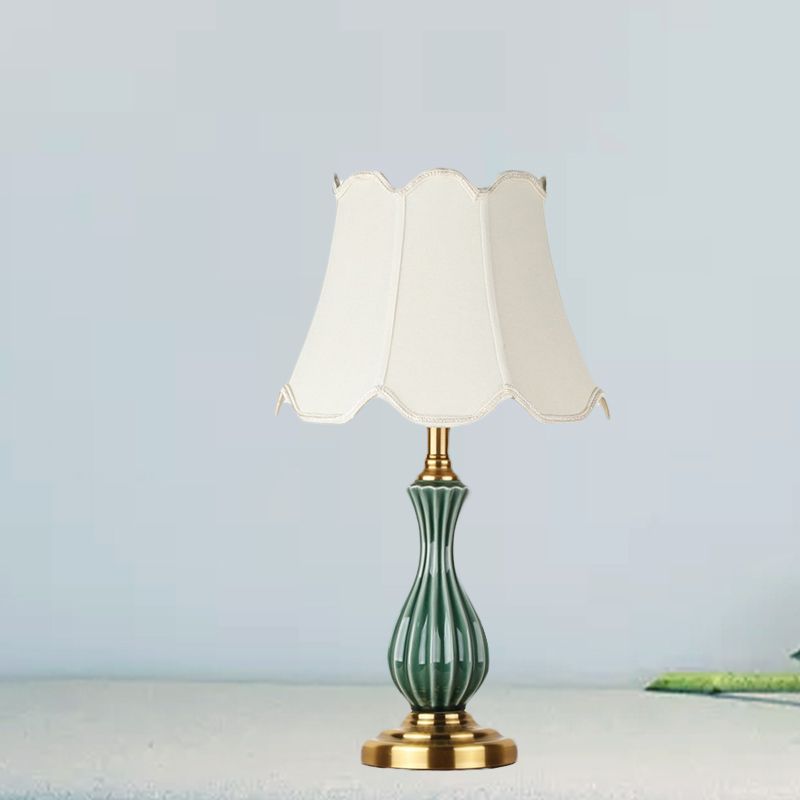 1 Glühbirnen-Stofftischlampe Traditionelle weiße, überbesserte/konische Schlafzimmer-Nachttischbeleuchtung mit Keramik-Urnen-Förster-Basis