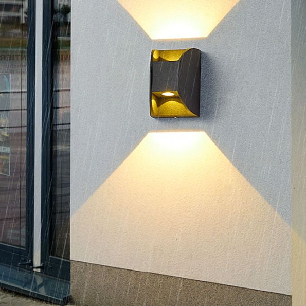 Prononi murali minimalisti contemporanei su e giù per il corridoio del portico