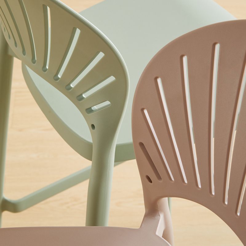 Nordic Plastic Einfacher stapelbarer Barhocker für den Innenbereich, hoher Hocker mit Sattelsitz