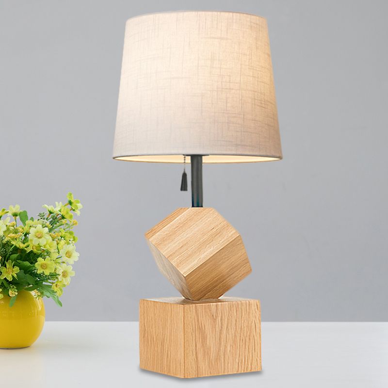 Lampada da comodino beige/barile marrone semplice 1 tavolo da notte in tessuto a testa con base cubica in legno