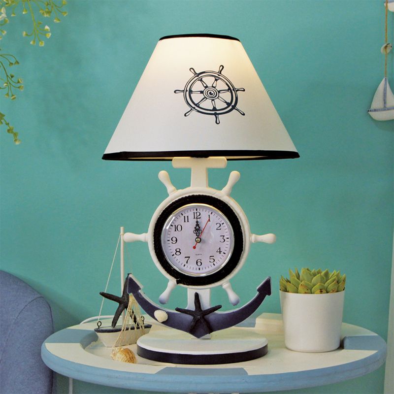 Illuminazione da tavolo con base del timone Lampada da comodino in resina stile bambini con lampadina singola sfumata blu con design a orologio
