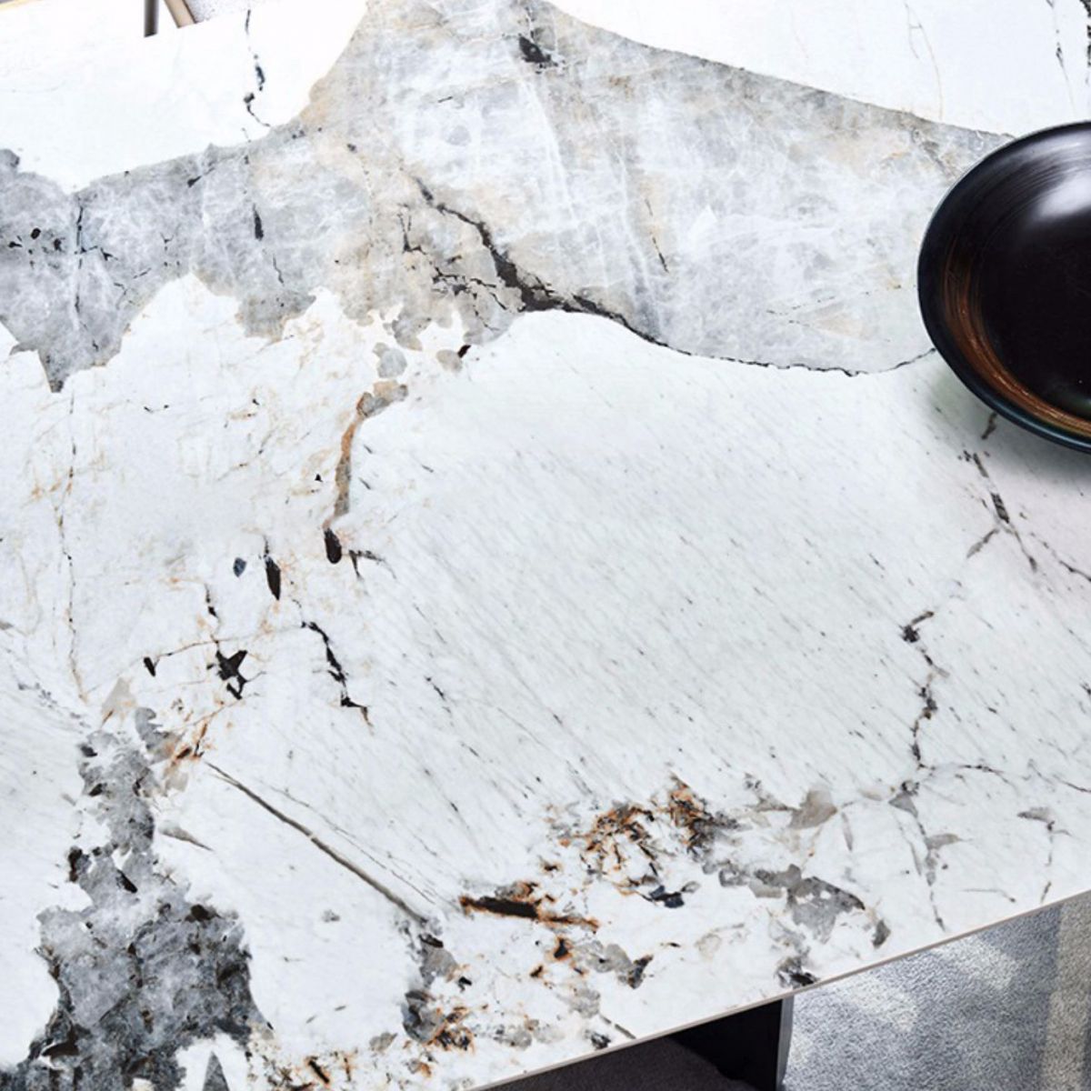 Set da pranzo in pietra sinterizzato in stile minimalista con tavolo fisso bianco e doppia base di piedistallo grigio