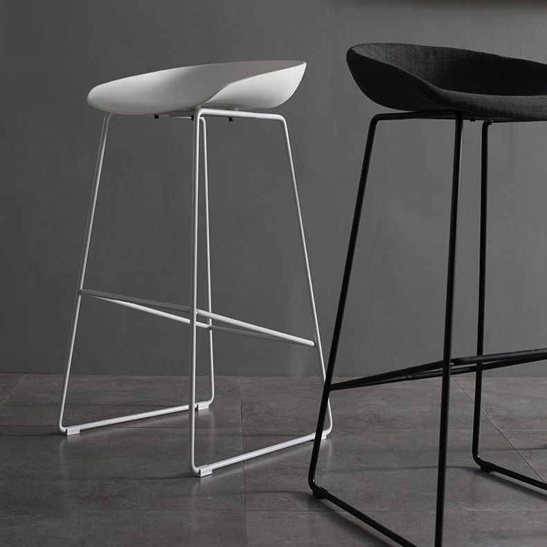Modern Style Iron Bar Stool with Footrest Coffee Shop Casual Bar Stool