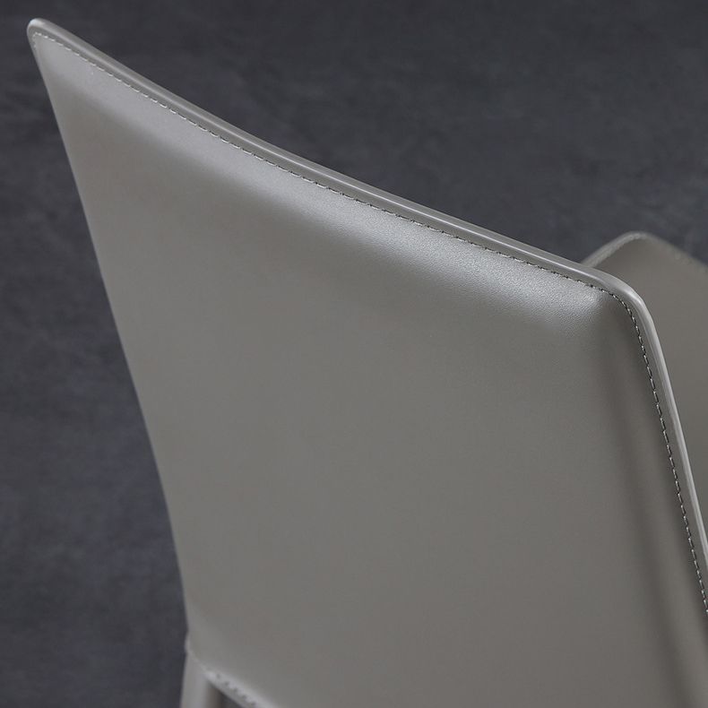 Silla lateral curvada de cuero contemporánea Silla Parsons con acabado mate