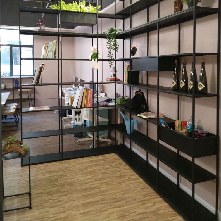 Bücherregal im industriellen Stil im schwarzen Eisenregal für das Büro für das Studienraum mit 5 offenen Regalen