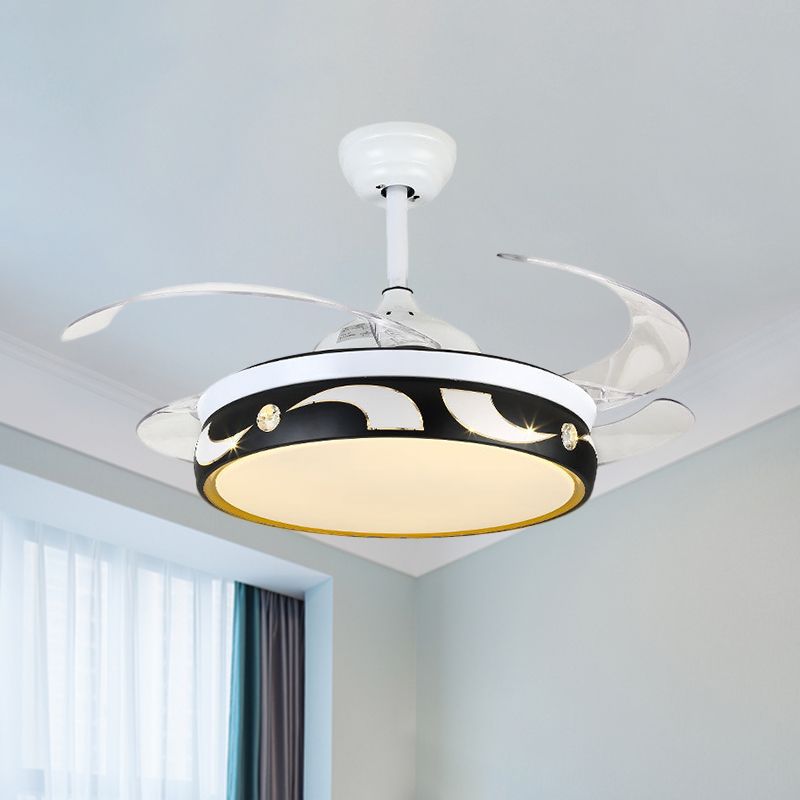 42,5 "W Drum Anhänger Lüfterlampe Moderne Acryl-Schwarzweiß 4-Blade-LED Semi Flush Deckenlicht mit Sonnen- und Mondmuster