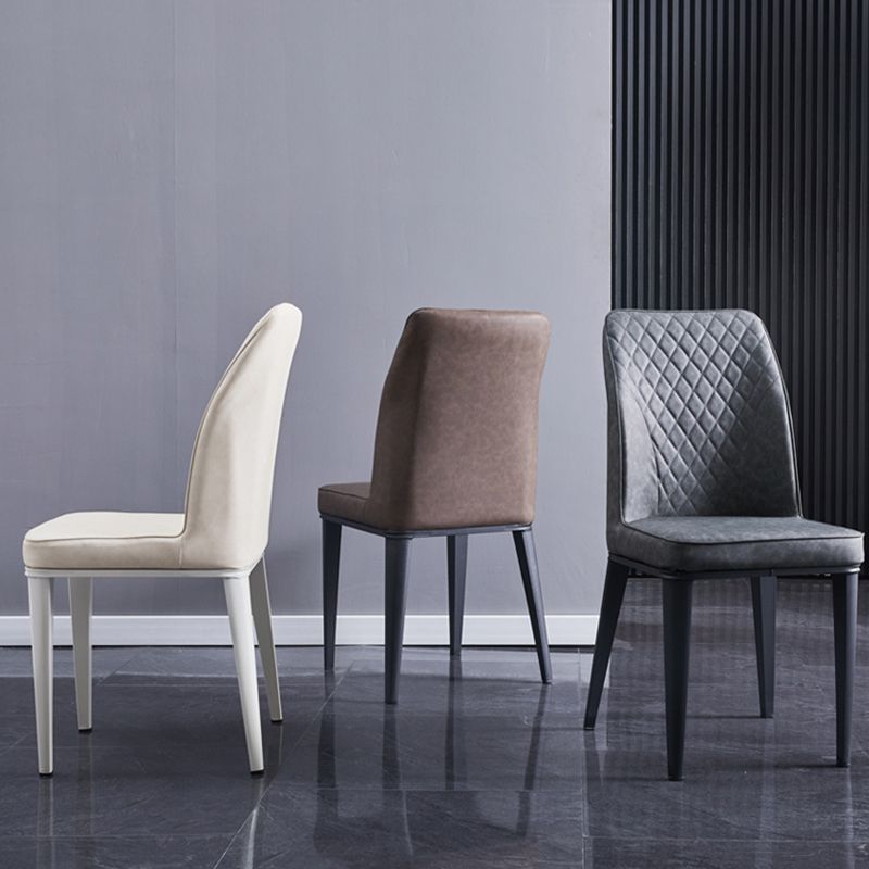 Silla lateral interior escandinava Silla de comedor con respaldo sólido tapizada de metal