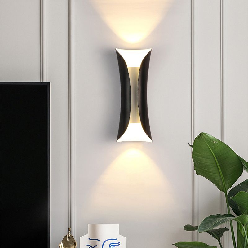 Curl Shape Wall Light Modern Style Metal 1 Light Sconce in Black/White