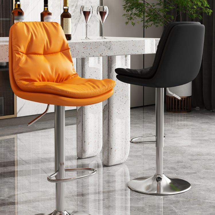 Taburete de bar interior de altura ajustable de cuero moderno con patas de hierro y respaldo bajo
