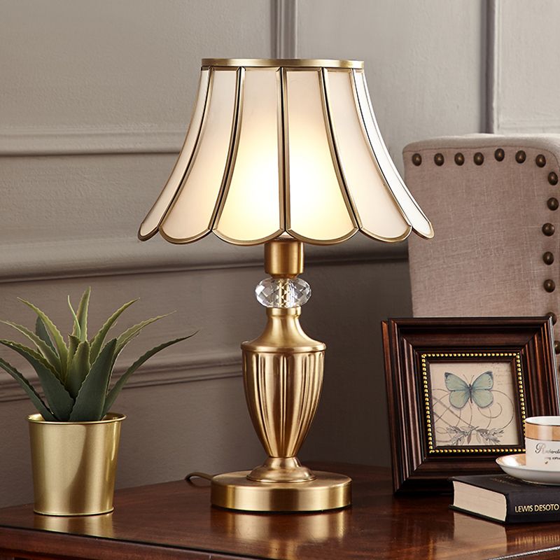 Lampe à table en or colonial feston / évasé 1 éclairage de nuit de colonialisme léger avec base en métal pour chambre à coucher