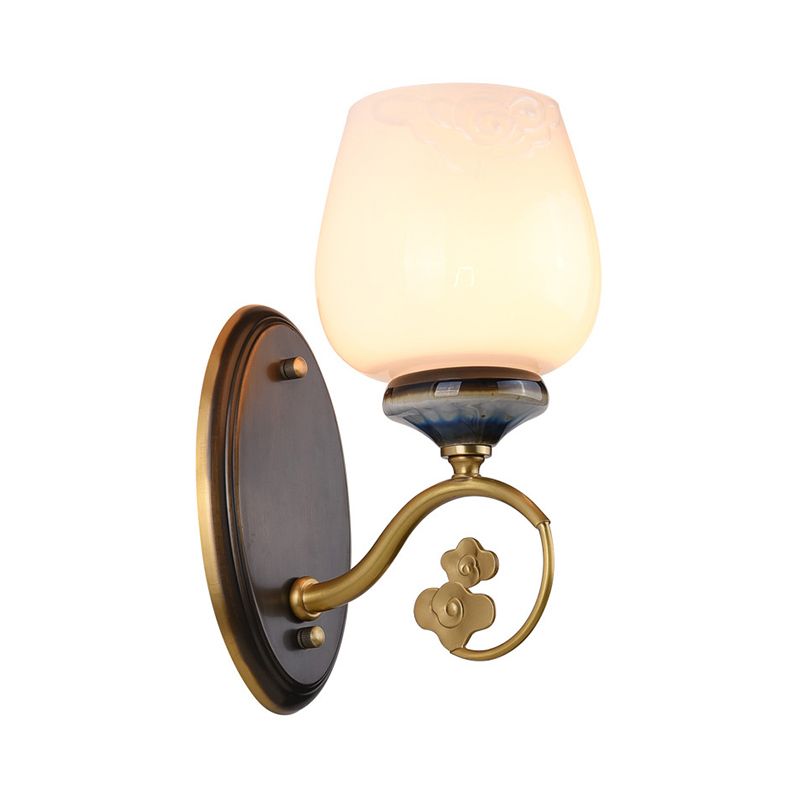 Lampada con applique in ottone di vetro lattigino affusolato 1 luce tradizionale montata a parete per soggiorno