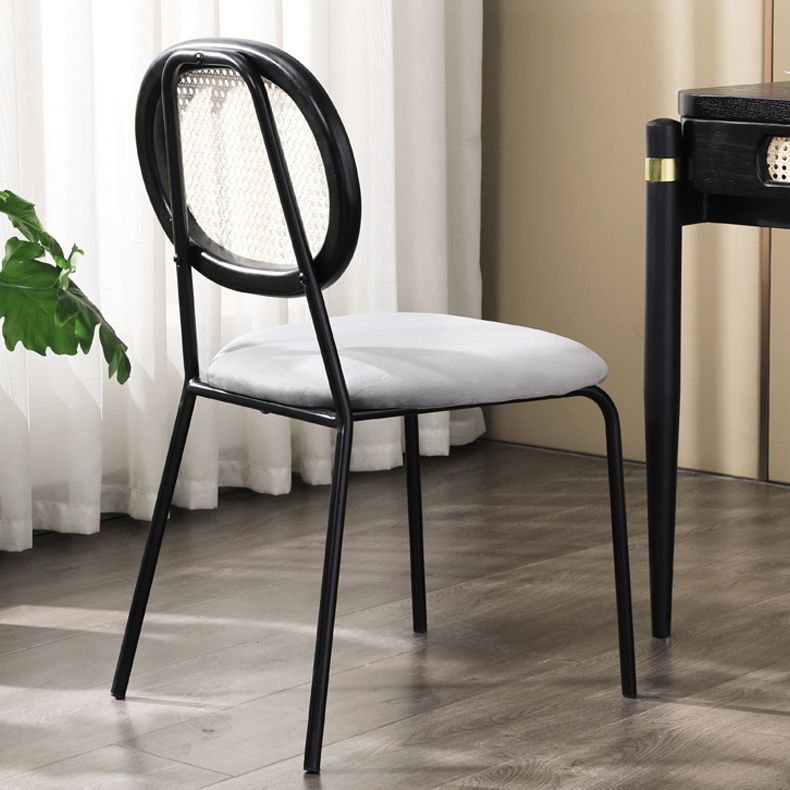 Silla lateral tapizada sin brazos de comedor con parte trasera abierta con patas de metal