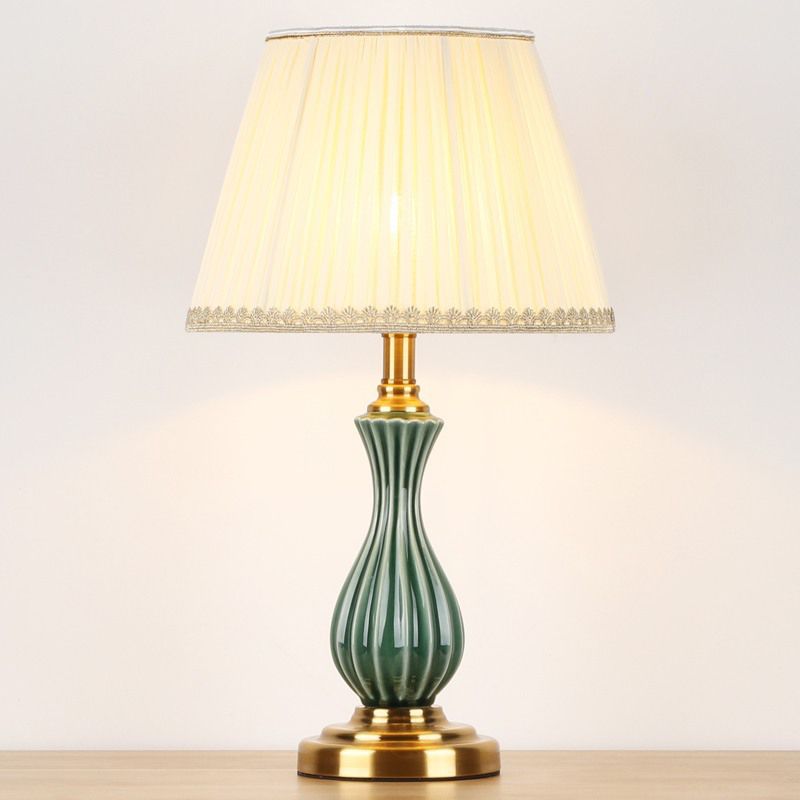1 Glühbirnen-Stofftischlampe Traditionelle weiße, überbesserte/konische Schlafzimmer-Nachttischbeleuchtung mit Keramik-Urnen-Förster-Basis