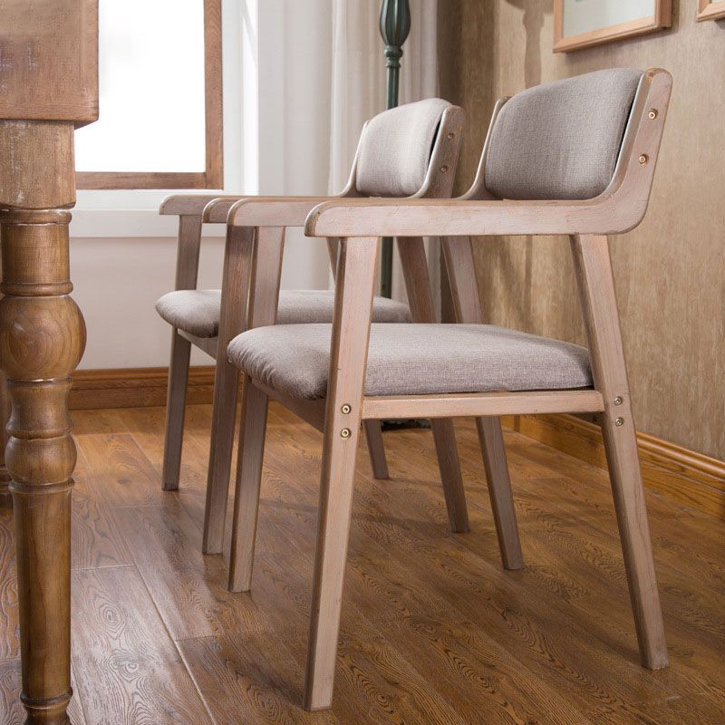 Silla de comedor tapizada de madera de caucho de granja con acabado mate abierto